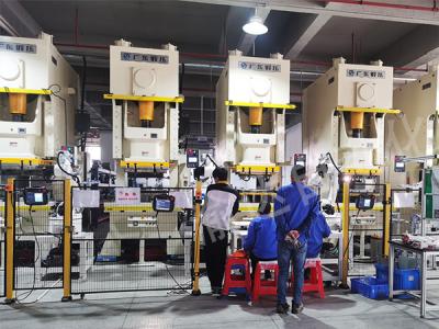 五金加工沖壓機(jī)器人1